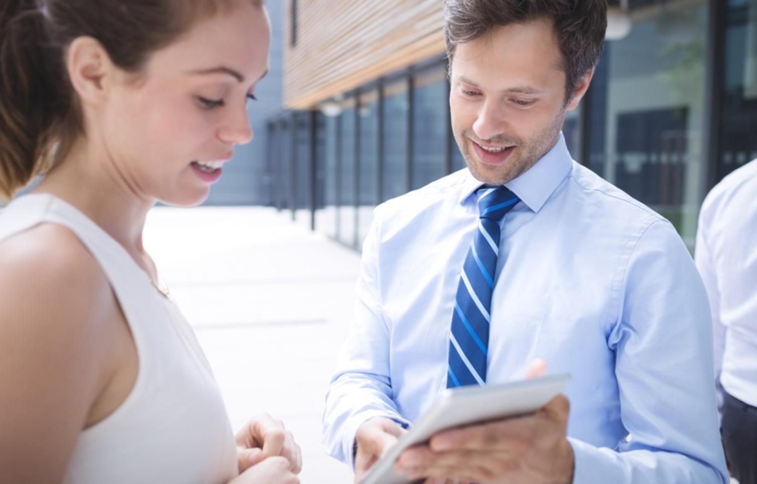 Groupe d'apprenants collaborant sur un projet financier